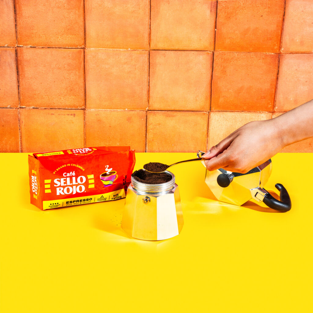 gif of person putting Sello Rojo in a moka pot